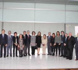 Fotografía de grupo de Su Alteza Real la Princesa de Asturias con las personalidades asistentes, organizadores y ponentes en el Foro